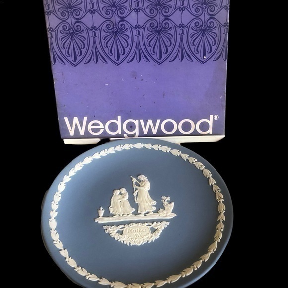Wedge wood mother plate 1976
